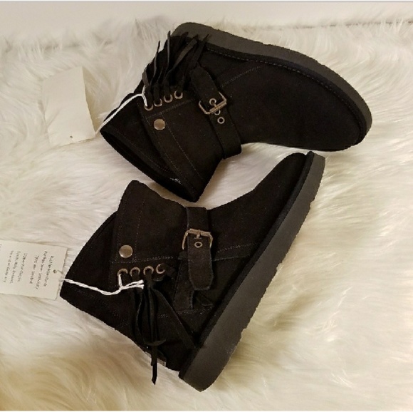 Size 5 fringe uggs - Picture 2 of 4